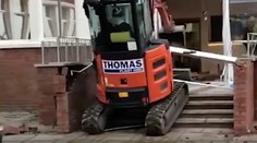 Rozzúrený bagrista zdemoloval nový hotel. Vraj mu za prácu nezaplatili