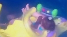 Bábätko more odplavilo kilometer od pobrežia. Rodičia naňho zabudli