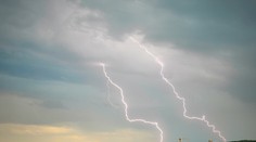 Blesk zasiahol školské ihrisko, kde sa hrali deti. Žiakov a učiteľov previezli do nemocnice