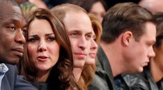 Kate a William na basketbale. Hráči protestovali v tričkách "Nemôžem dýchať"