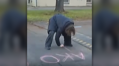 Smer tvrdí, že študenta s kriedami zneužilo PS. „Nápisy vznikli spontánne, bez politického zásahu,“ bráni sa mladík