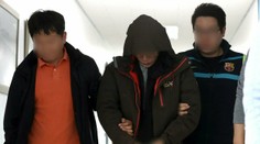 Muž spôsobil požiar v bytovke. Potom nožom bodal ľudí utekajúcich pred ohňom