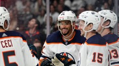 Boston znížil náskok Caroliny, Edmonton zničil Los Angeles aj vďaka hetriku Kanea