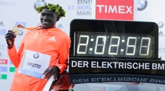 Nový svetový rekord v maratóne. Prepočítali ste si niekedy, akou rýchlosťou tí ľudia bežia?