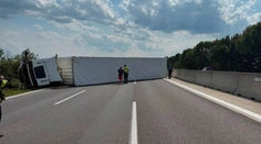 FOTO: Prevrátený kamión zablokoval D1. Smer na Trnavu uzavreli