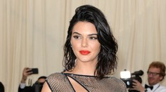 Kendall Jenner randí so známym raperom. Kim ich zachytila v intímnej chvíli