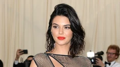Kendall Jenner randí so známym raperom. Kim ich zachytila v intímnej chvíli