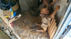 Muž si uviazal na reťaz namiesto psa vlastného syna. Chlapca našli špinavého a dobitého