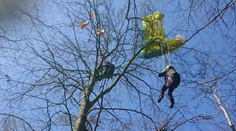 Záchranná akcia v Dolnej Súči: Paraglajdista uviazol vo veľkej výške na strome