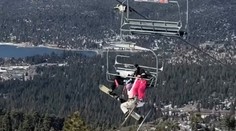 VIDEO: Žart na lanovke sa takmer skončil tragédiou. Lyžiarka zostala visieť v dvadsaťmetrovej výške