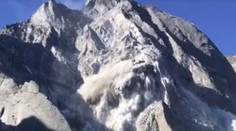 Zábery ako z katastrofického filmu. Po zosuve hory pátrajú po nezvestných turistoch