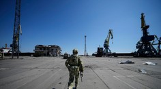 Rusi kradnú kov z okupovaného prístavu v Mariupole