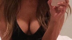 Speváčka odhalila bujný dekolt. Ani by ste neverili, že má 47 rokov