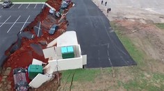 Pred reštauráciou praskala zem. V kráteri skončilo takmer 20 áut