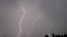 VIDEO: Muža zasiahol blesk a zrazil ho na zem. To, čo nasledovalo, prekvapilo aj lekárov