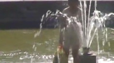 Cudzinka odhodila zábrany. Nahá sa kúpala vo fontáne na Karlovom námestí