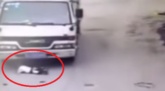 Nákladne auto prešlo cez dieťa. Nič sa mu nestalo