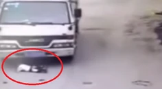 Nákladne auto prešlo cez dieťa. Nič sa mu nestalo