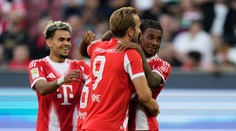 Bayern si proti Ausburgu vybudoval náskok, ktorý si udržal. Leverkusen s prvým bodom