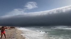 VIDEO: Zábery, pri ktorých sa zatajuje dych. Na pláž v Portugalsku sa valila tsunami z mračien