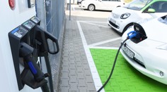 Elektrické autá schytávajú ťažkú ranu. Ich majiteľom sa nabíjanie postupne predražuje