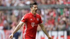 Bayern uštedril Augsburgu kanára, Lewandowski s hetrikom