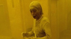 Zomrela žena zo slávnej fotografie, ktorá vznikla po páde Dvojičiek