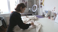 Zimné bundy striedajú jarné kabáty. Odborníčky radia, čo s oblečením po zime a aká bude jar vo svete módy