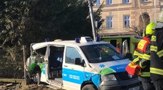 Vlak sa zrazil so sanitkou v Česku: Prevážaný pacient zomrel