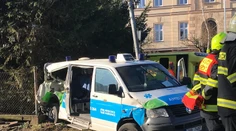 Vlak sa zrazil so sanitkou v Česku: Prevážaný pacient zomrel
