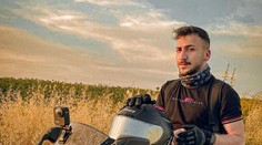 Pred pár týždňami oznámil zásnuby. Motocyklového influencera (†23) teraz stála život zrážka so psom