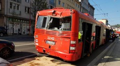 V Bratislave sa zrazil autobus s trolejbusom. Zranilo sa až 13 ľudí