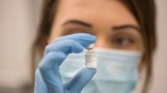 Škandál s očkovaním v Poľsku: Niektoré celebrity dostali dávku skôr ako zdravotníci