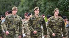 Vojaci budú mať vyššie platy a budú môcť strážiť dôležité objekty, schválili poslanci