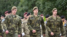 Vojaci budú mať vyššie platy a budú môcť strážiť dôležité objekty, schválili poslanci