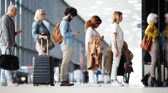 Nedostatok personálu aj štrajky. Európske letiská sú preťažené, na odbavenie sa čaká v dlhých radoch