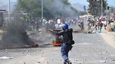 Ako sud s pušným prachom. V krajine s najvyššou nezamestnanosťou na svete rastie hnev