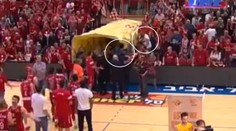 Stošesťdesiatkilový basketbalista zaútočil na fanúšika