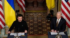 Biden sľúbil Zelenskému, že Ukrajinu neopustí