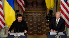 Biden sľúbil Zelenskému, že Ukrajinu neopustí