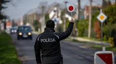 Tínedžeri ukradli naštartované auto s dieťaťom vnútri