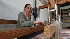 Zo starého oblečenia vytvára koberce. Pozrite sa, ako stará ľudová tradícia vďaka Janke ožila
