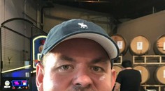 Po konzumácii nedovareného kuraťa ochrnul a skončil v kóme. Teraz začína odznova