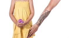 Otrasný prípad! Matka požičiavala dieťa pedofilovi, aby splatila dlh