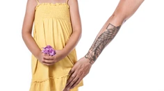Otrasný prípad! Matka požičiavala dieťa pedofilovi, aby splatila dlh