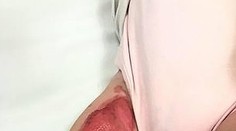 Letuška vyliala na bábätko horúci čaj, rodičia žalujú aerolínie