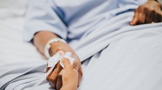 Vedci bijú na poplach. Smrtiaca baktéria môže požierať implantáty, infúzie či stehy pacientov