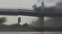 VIDEO: Hustý čierny dym a šľahajúce plamene. Horiaci kamión zablokoval frekventovanú diaľnicu na východe