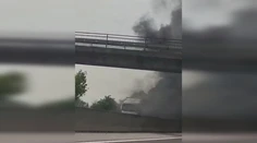 VIDEO: Hustý čierny dym a šľahajúce plamene. Horiaci kamión zablokoval frekventovanú diaľnicu na východe