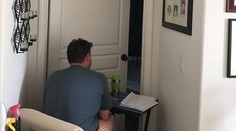 Muž sedel pred dverami manželkinej izby niekoľko dní. Dôvod vás rozplače